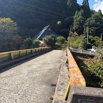 駐車場から橋を渡って