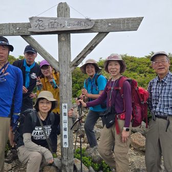 休憩してたら、楽しそうな笑い声が聞こえてきました。
同じ山岳会の大先輩Pでした。
まさか！鬼面山でコラボ写真が撮れるとは！🥰