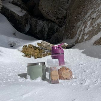 立ってる（笑）
このチョコバーが、雪山では最高なのよ。

なんせ、めっちゃ硬い‼️正確には冷えて硬くなるから、噛めずに押し返される‼️（笑）
一瞬で野生に火がつくよ🔥❤️‍🔥🔥

で、噛み割れば口溶けが早い💕一気に吸収されるのが分かる。

是非試してみて❣️

地上より雪山推奨だよ❣️（笑）
−10度位あると良いよ❣️
それ以下だともっと自分の野生に気付けて良いよ👍（笑）