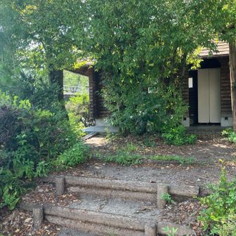 倒木をクリアしてトイレの前を通過。
すれ違った方に倒木のことを伝えたら、管理されている方々でした。
あまりの太さの幹で、驚いている様子でした。