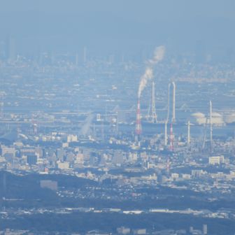 四日市方面の工場郡も良く見えます。