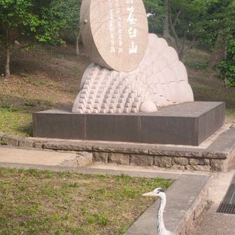 茶臼山入口とアオサギ

コレだけ見るとふ～んって感じですが写しておりませんがこの画像の真横に3人と3匹のワンコが散歩談笑で居てますがアオサギもそちらのワンコも興味無しでした。日常的なのか！？