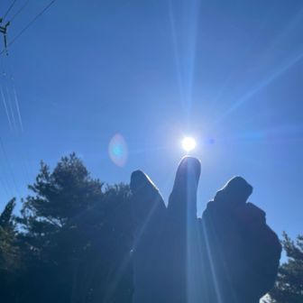 再び朝熊ヶ岳の電波塔で指先にお日様☀️