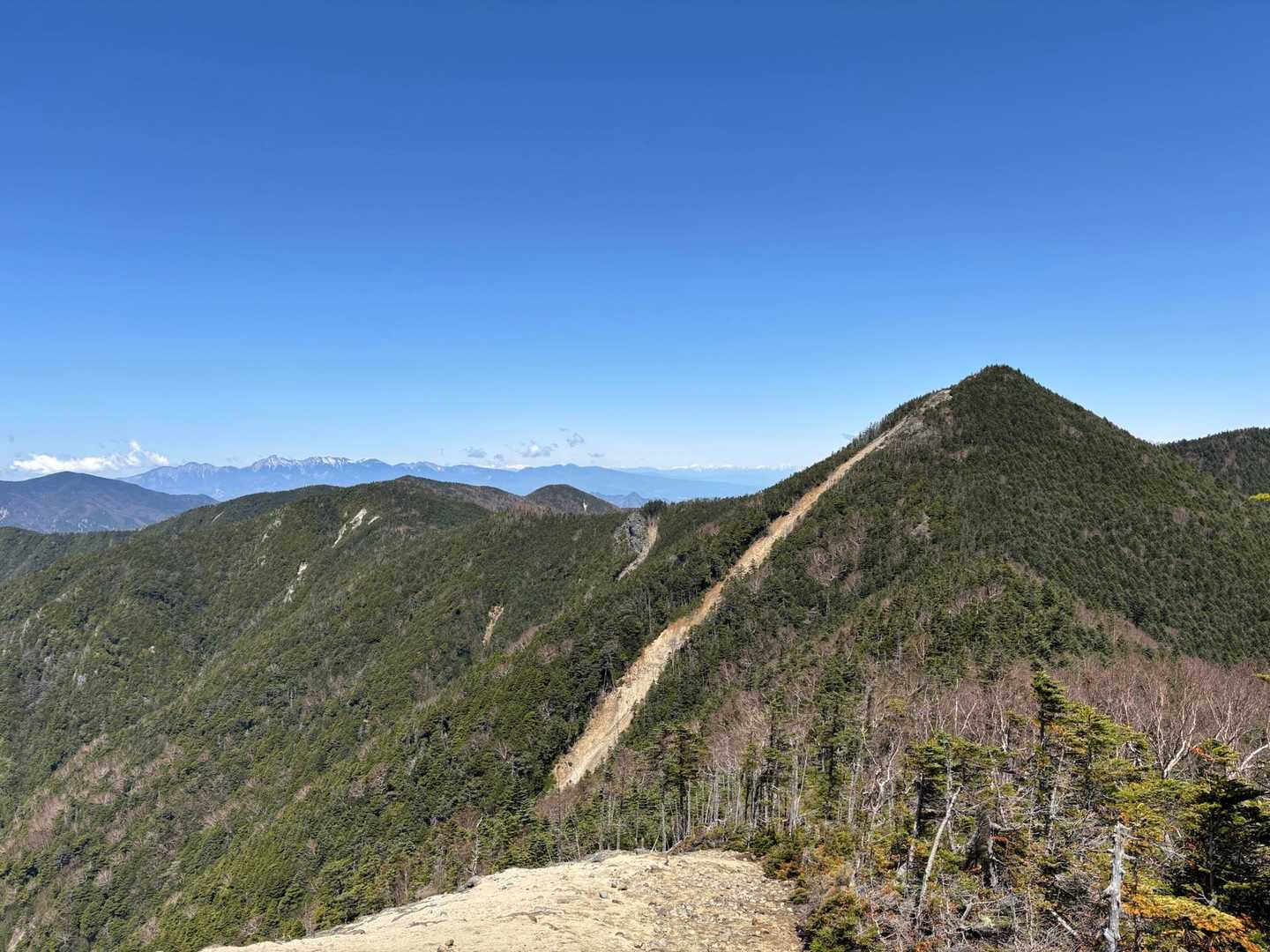 甲武信ヶ岳
手前の砂地が気持ち良い