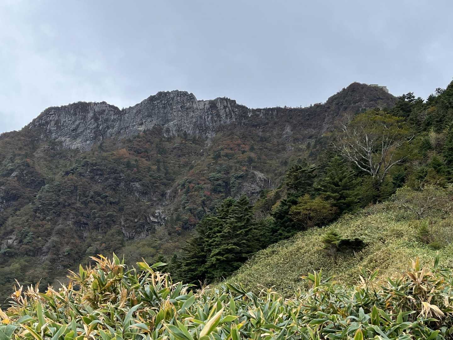 切り立った岩稜が見えてきた　
頂上山荘・鎖場も