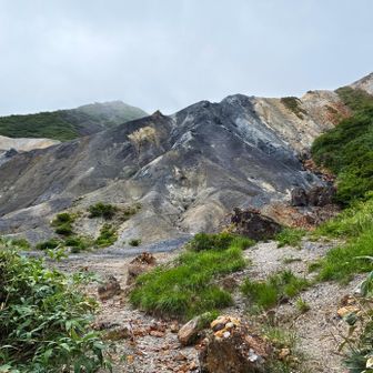 こちらの旧道を通って阿弥陀池避難小屋まで行ってみたいけど、ひとりだと怖くて中々行けないっす♨️☠️⚠️