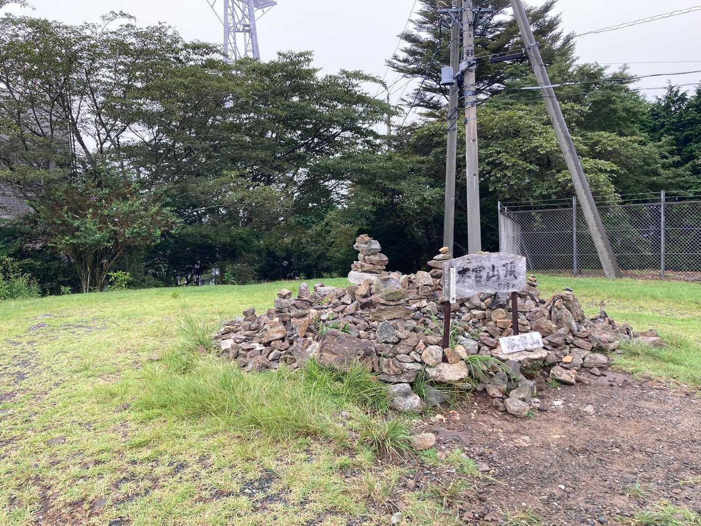 ふたたび山頂🎶✌️
雨が降ってきた。