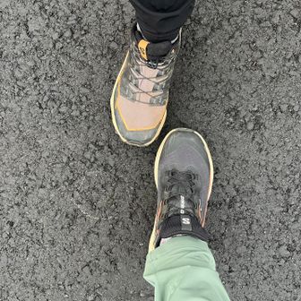 今回はサロモンのサンダークロス。（上が私）
昨夏SALE時に購入しておいたヤツ。蛭ヶ岳↔丹沢間がデンデロになりがちなのでGTXにした。