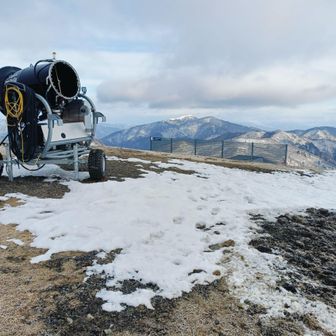 降雪機の横を行くと