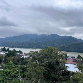 最近の雨のおかけで相模湖の水位も上昇で
満水状態