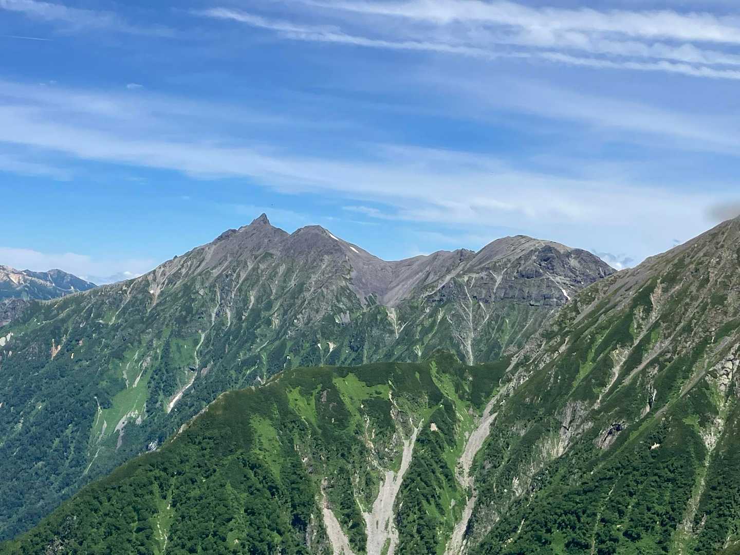 手前の涸沢岳から槍ヶ岳への稜線
