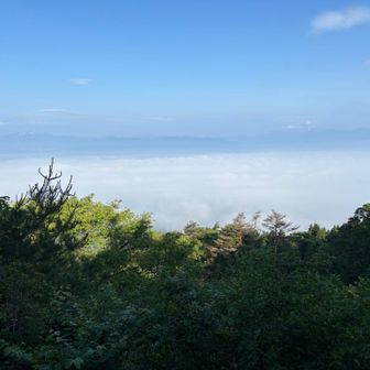 栗駒山(須川岳)や焼石連峰方向。雪がずいぶん減りました。