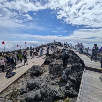 山頂でくつろぐ登山者の方々