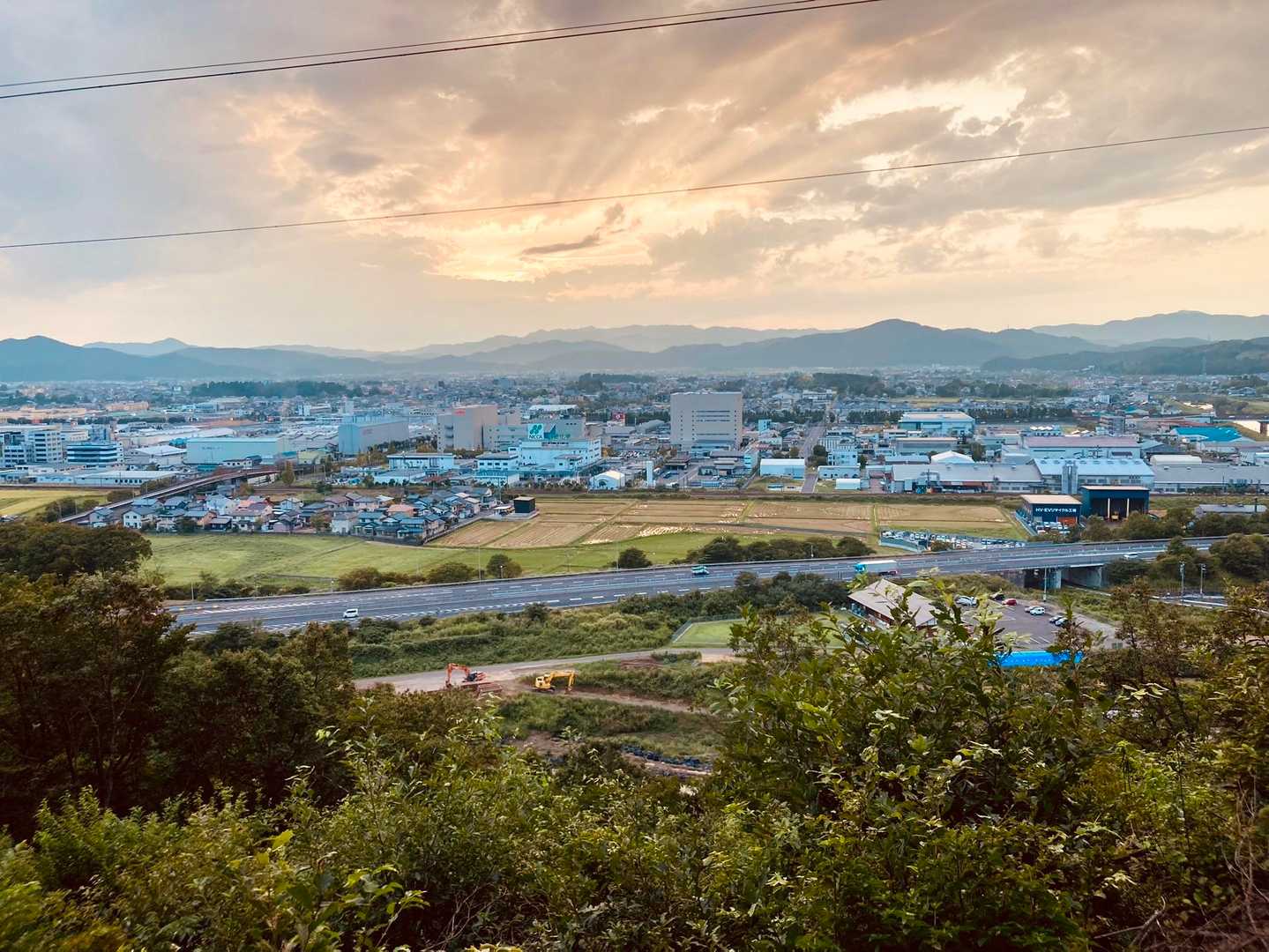 この登山道の途中に最近刈られて見晴らしが良い場所があるんですが、そこからの景色✨