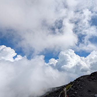 2登目の後半は天気が崩れる予報だったのと、御来光の様なドラマチックな時間帯にも重ならないので一眼レフカメラは車に置いてきたが、晴れてるじゃん！
