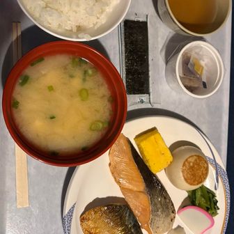 朝ご飯。2種類の焼魚とは贅沢だー。