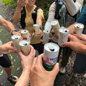 下山後は恒例の🤭
みなさんは先日乗鞍岳の帰りに調達した信州のリンゴジュースとトマトジュース、私は下社で調達した三ツ矢サイダーで🍻