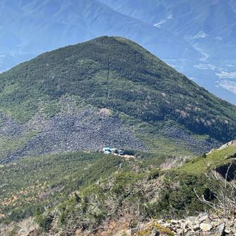 青年小屋見えた。てか後ろの編笠岳けっこうでかいなぁ
