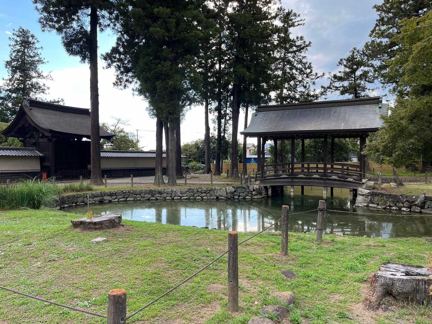 麓に立派なお寺と神社がある