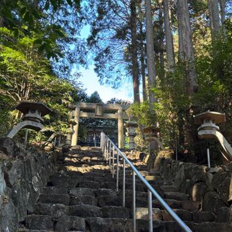 生駒山・神津嶽・大原山 上がるとすぐに拝殿🙏
灯篭素敵✨