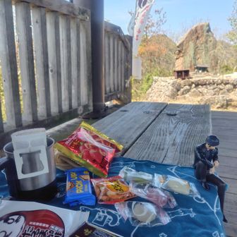 猿啄城２階に上がったら　風に吹かれると肌寒く成って　１階ベンチ借りて☕😋