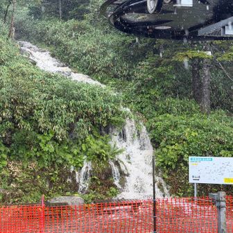 リフト乗り場まで、川になった登山道をずぶ濡れになりながら下山