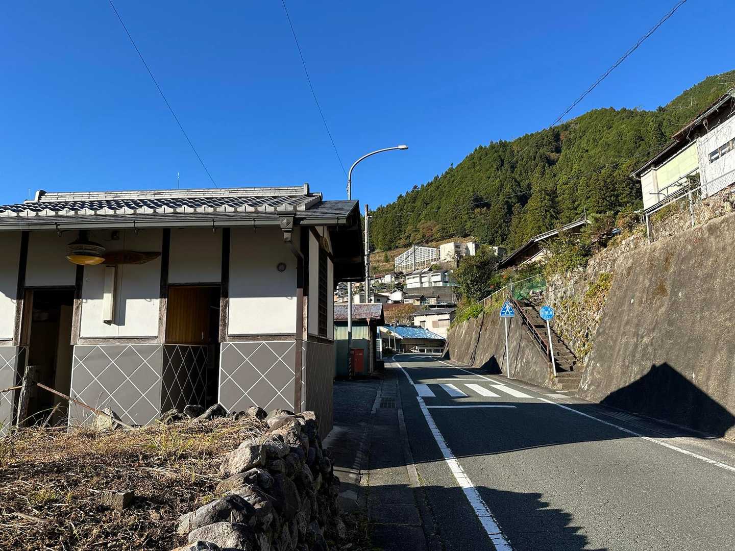登山口の側に公衆トイレ🚻もあります。
登山口は横断歩道の右手になっており、見えている階段を上がっていきます。