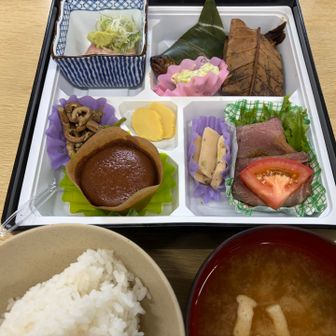 夕飯はご飯少な目にしました。左上にネギトロ。右下にローストビーフ。葉っぱの中に鳥ソテー、魚の甘露煮。エリンギのナムル、蕨のお浸し、何かのポテサラ。山の中でこんなリッチな🍚✨デザートはフォンダンショコラ🧁