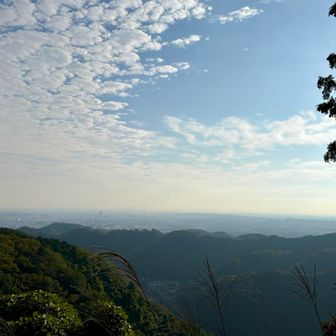 天気は晴れですが、気温が高く遠くが霞んでいました。稲荷山からの眺望です