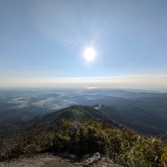 女体山の山頂で日の出を見ようと思っていたのですが寝坊しました。