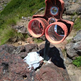 気象庁火山観測施設だそうです
覗いてみましたがわからん😖