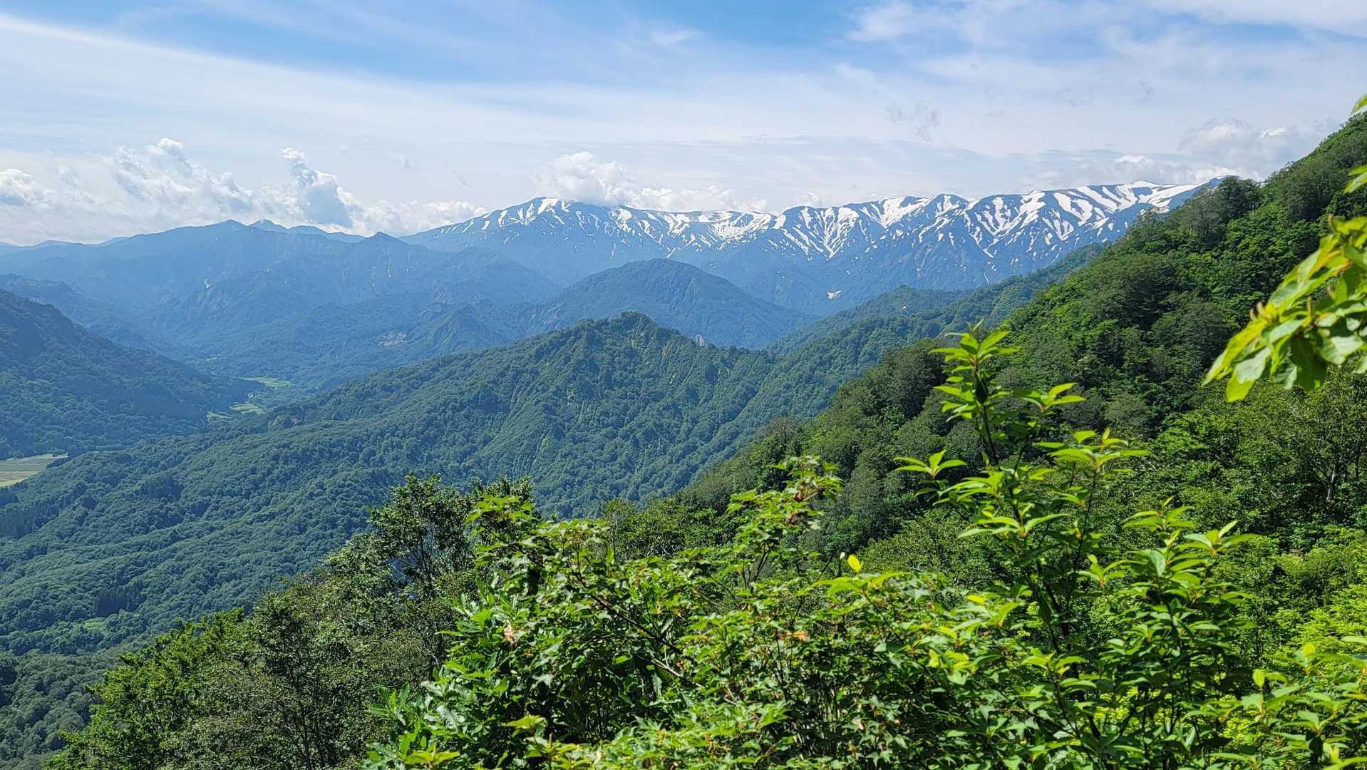 ザレ場を登ると飯豊連峰😮
