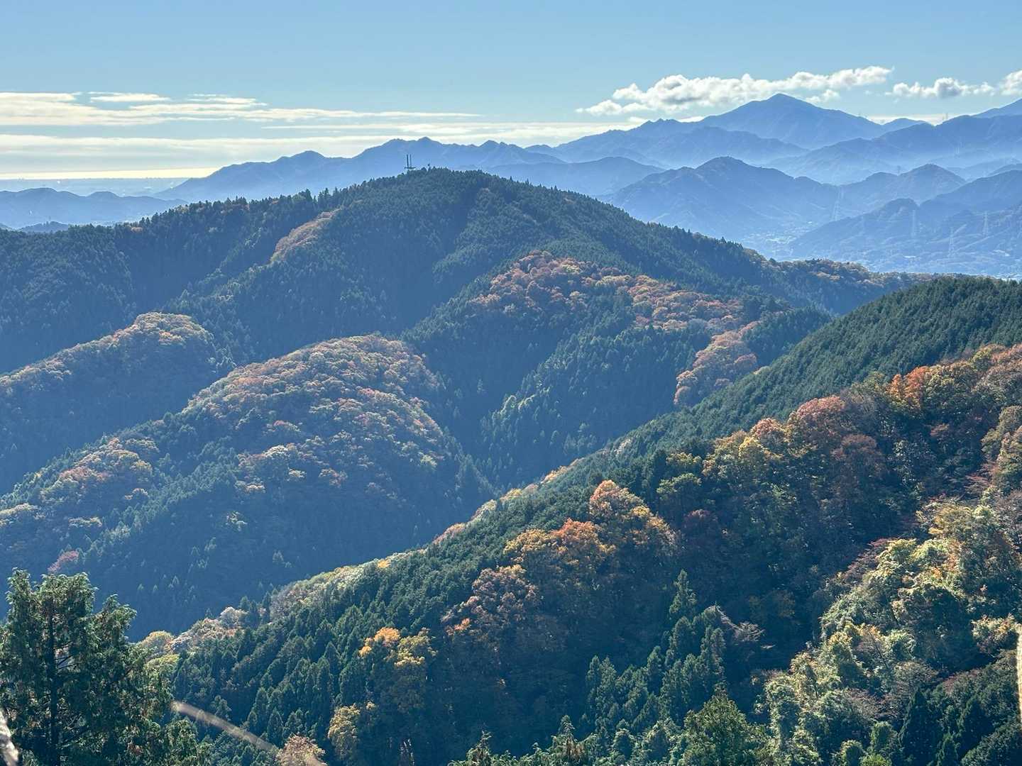 紅葉の混じる山肌がきれい✨
