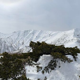 先程登った山々も屏風のように見える