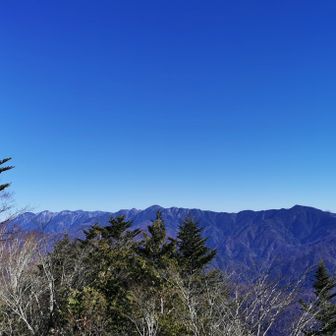 右黒沢山、正面中ノ尾根山、左は双耳峰の池口岳とその右奥に光岳