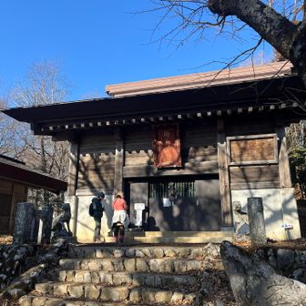 お賽銭をいれて願いを書いて〜さあ石積み場まで下山しましょう😌