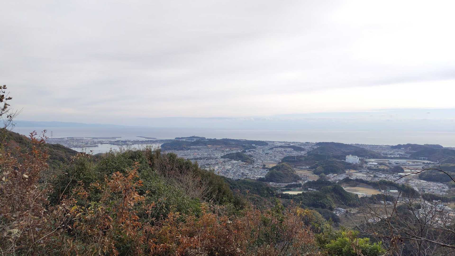 竹ベンチで小休止