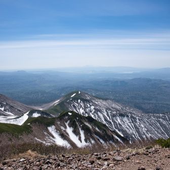 手前に西尾根、右奥には先ほどまでいた藻琴山⛰️
朝にあそこから斜里岳方面のご来光を見ていたと思うと、なかなか感慨深い景色です😊

カメラを右へ👉