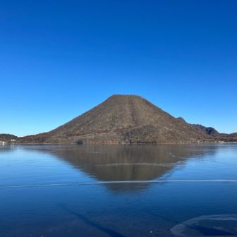 掃部ヶ岳から下山して榛名湖まで降りてくると、榛名湖の向こうに榛名富士が見えます。