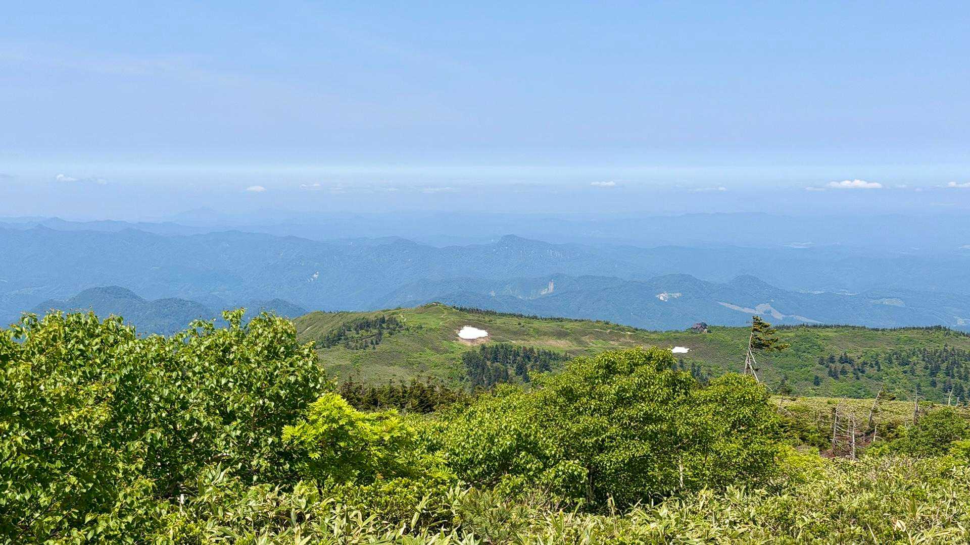 ゴンドラで手軽に天空の花畑へ。360度の絶景が迎える森吉山を往復の写真