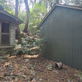 左の行者堂の中に