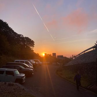 鞍掛峠駐車場のスペースは少ないので
日の出の時間でも満車でした🈵