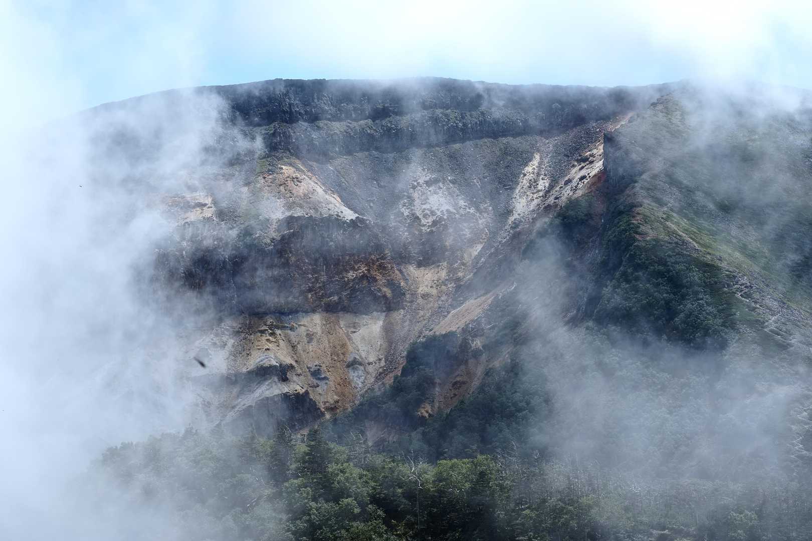 雲の切れ間から爆裂火口