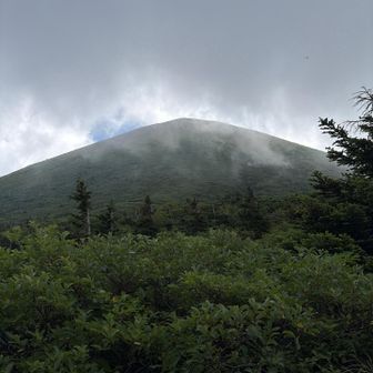 避難小屋からの岩手山。圧倒的な存在感。