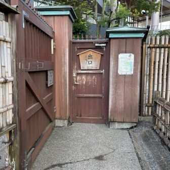 お化け屋敷のような渋い出口