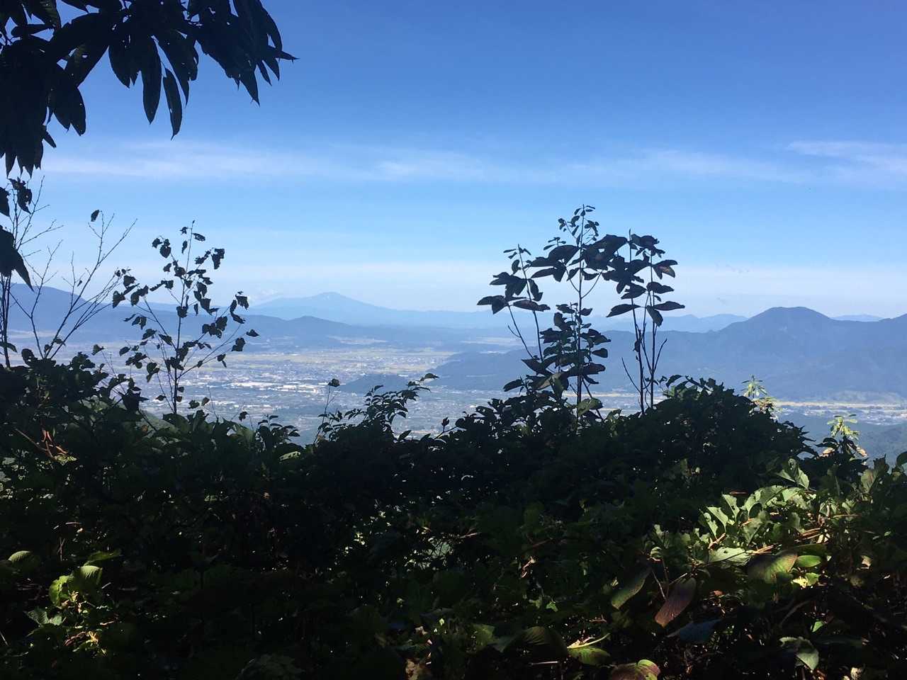 下山途中、林の奥にちょっとだけ眺望の良いところがありました😊
鳥海山も見えました😊