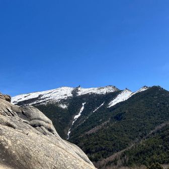 さてそろそろ下山するかー。
ピストンがてら鷹見岩に寄るか‥とも考えたけど、せっかくなんで八丁平回って帰ります。
軌跡も繋がるんで。
なので金峰山とはここでお別れ👋
次は絶対行きます♪