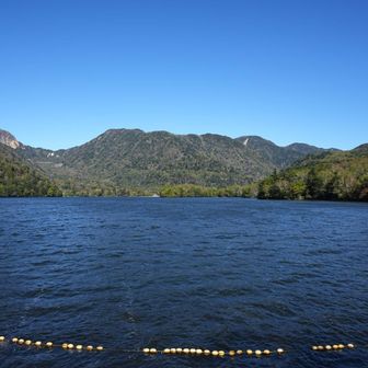 湯滝沿いに登り湯ノ湖に着きました。
まだ紅葉し始めですが、ここは冷たい強風が吹き、冬の感じでした。