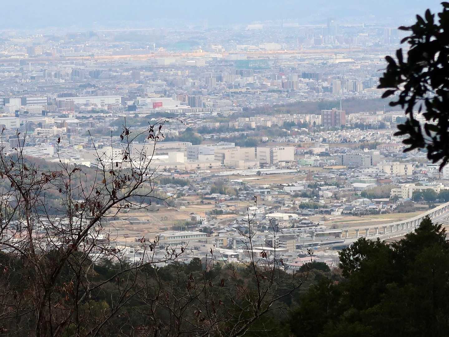 眺望ポイント、大阪モノレール彩都線方面。