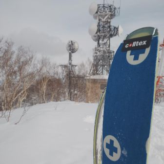 緩い登りではあるけど、登りは登りなのでシール装備。